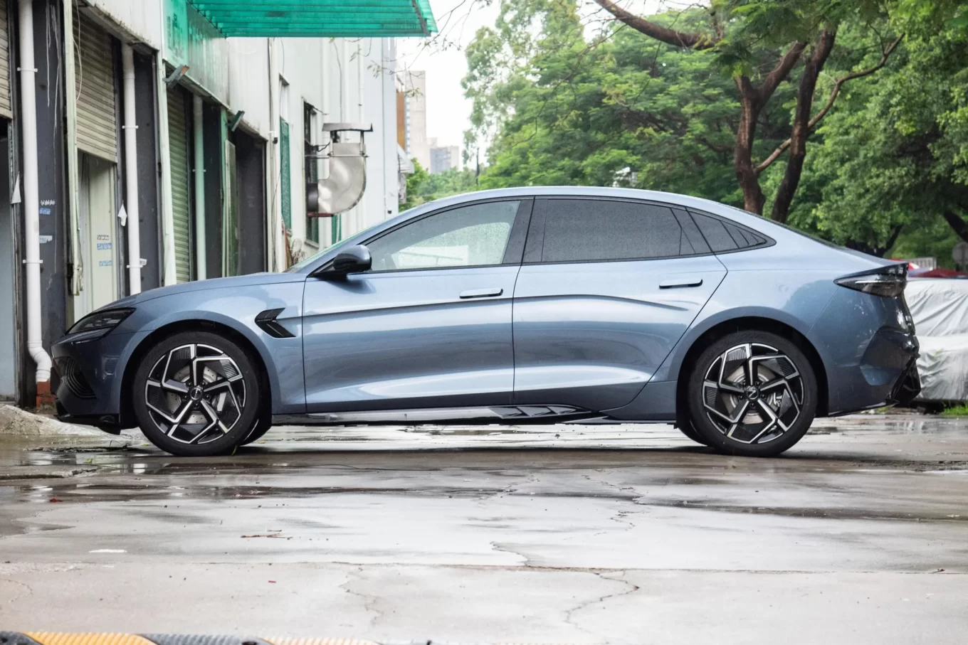 BYD утроила прибыль в первом полугодии