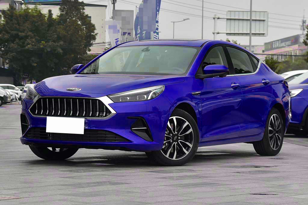 JAC J7 изучаем особенности: комфорт и производительность.